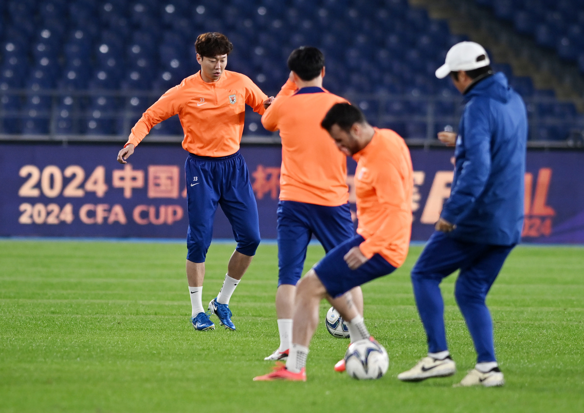 亚冠比赛中球队精彩演绎，球迷惊叹