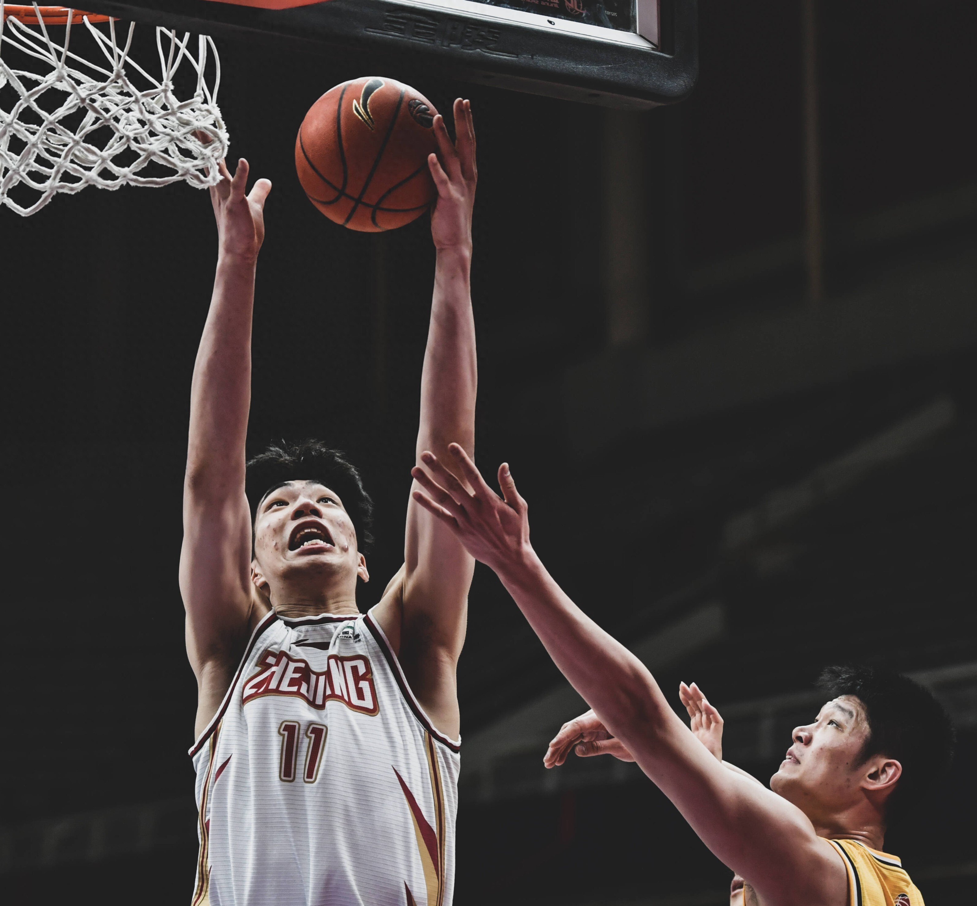 篮球赛事精彩纷呈,每个球员都在全力拼搏的简单介绍 篮球赛事精彩纷呈,每个球员都在全力拼搏的简单介绍