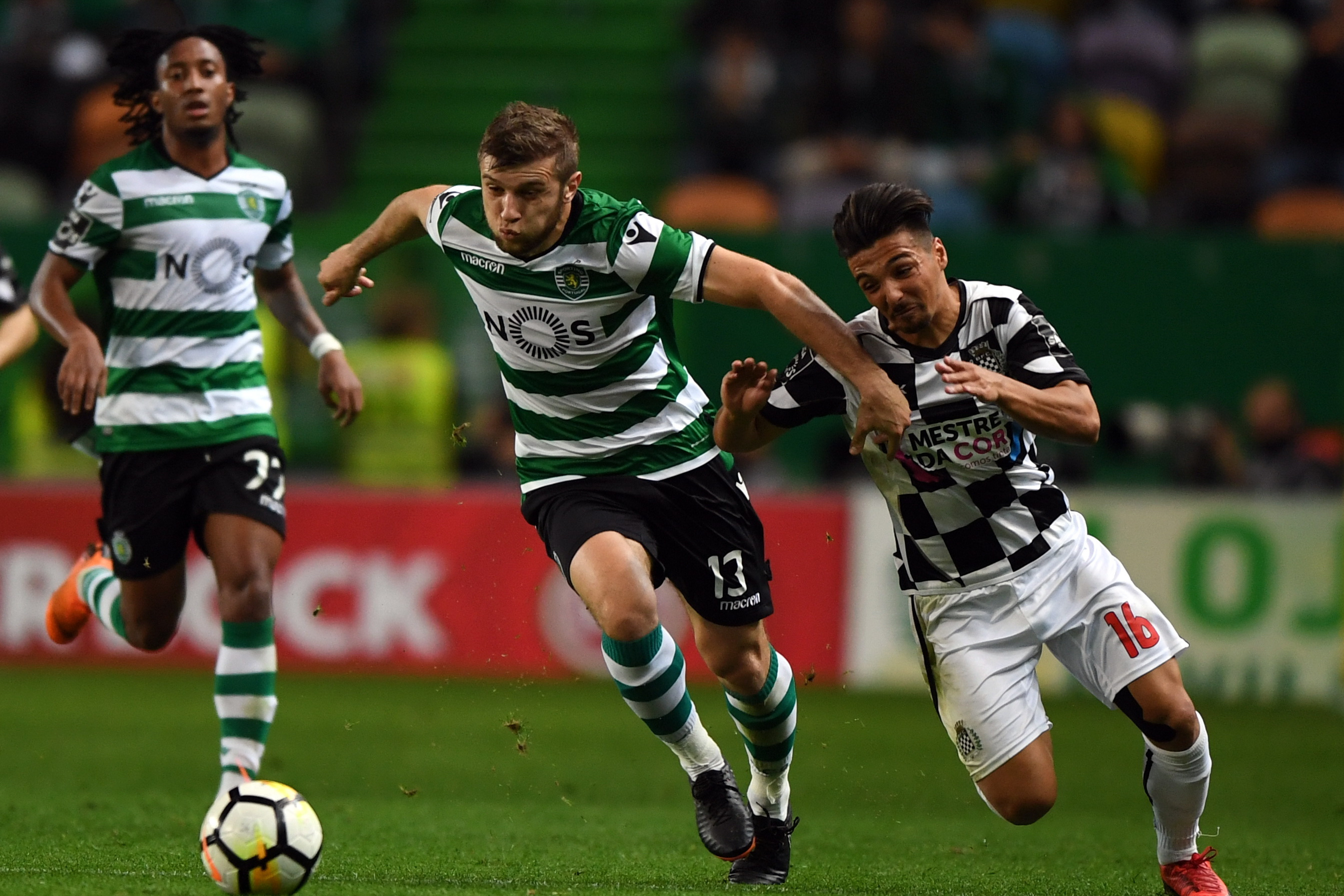 竞技赛场上,球场上空前激烈的对决 竞技赛场上,球场上空前激烈的对决