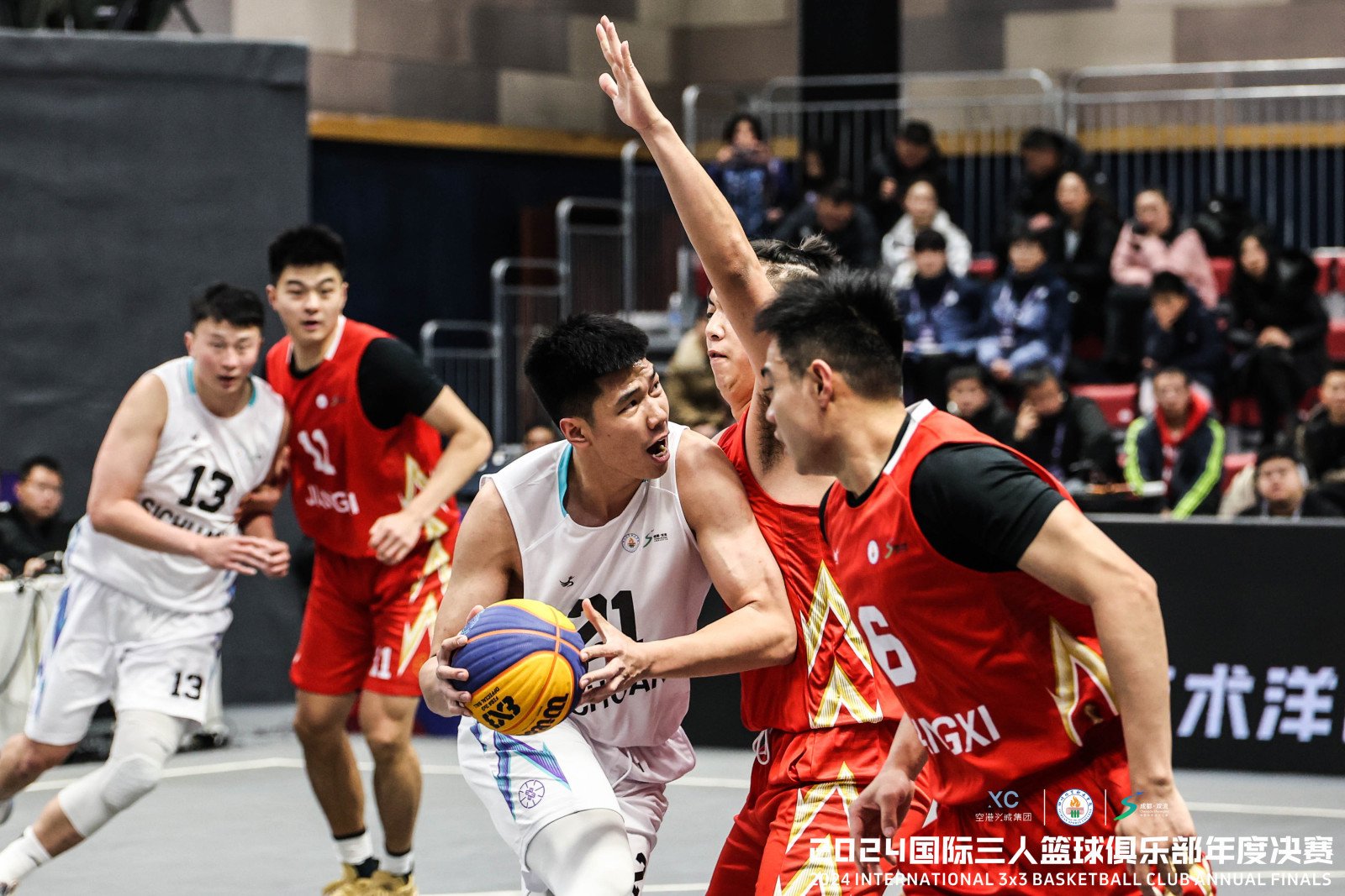 球队们在比赛中彰显团队合作精神 球队们在比赛中彰显团队合作精神