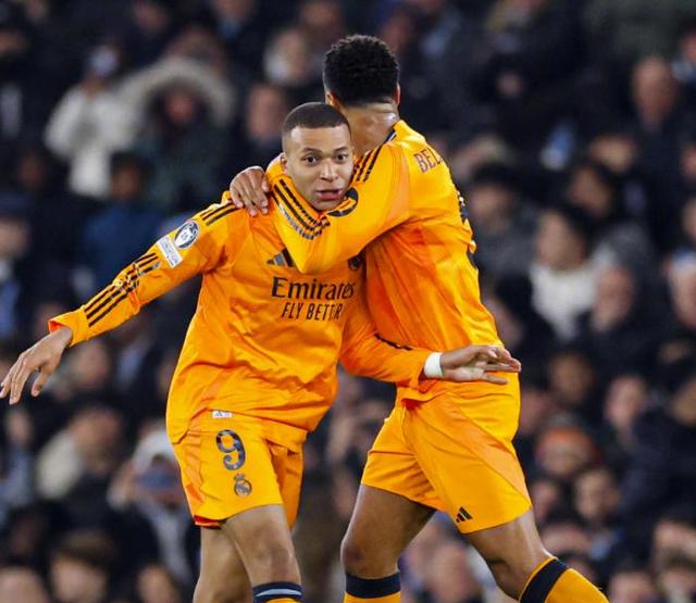 欧预赛中心战，球员们拼尽全力冲刺胜利的简单介绍