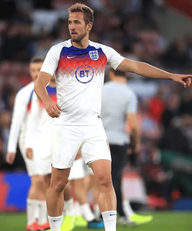 丹麦队小组战告捷，多点开花赢球