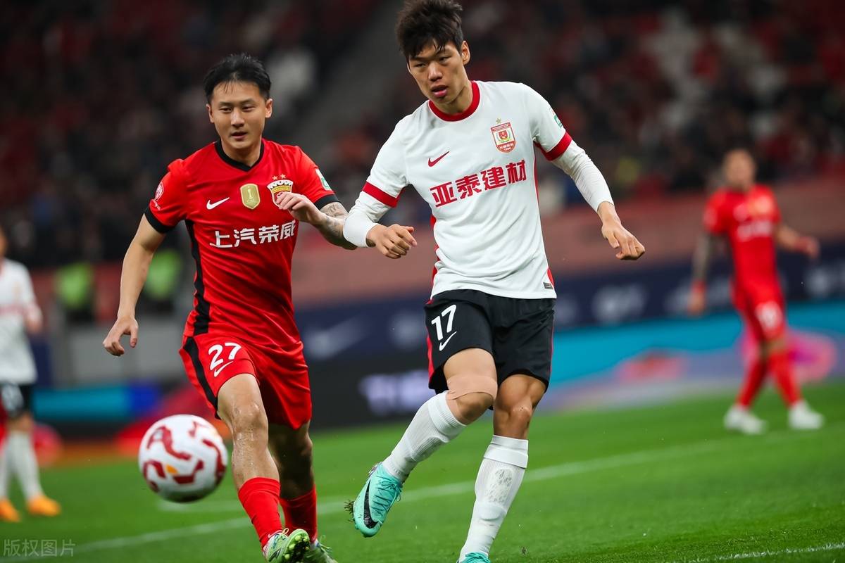 大连一方对战上海上港,中超霸主实力榜首,激烈对决不容错过 大连一方对战上海上港,中超霸主实力榜首,激烈对决不容错过