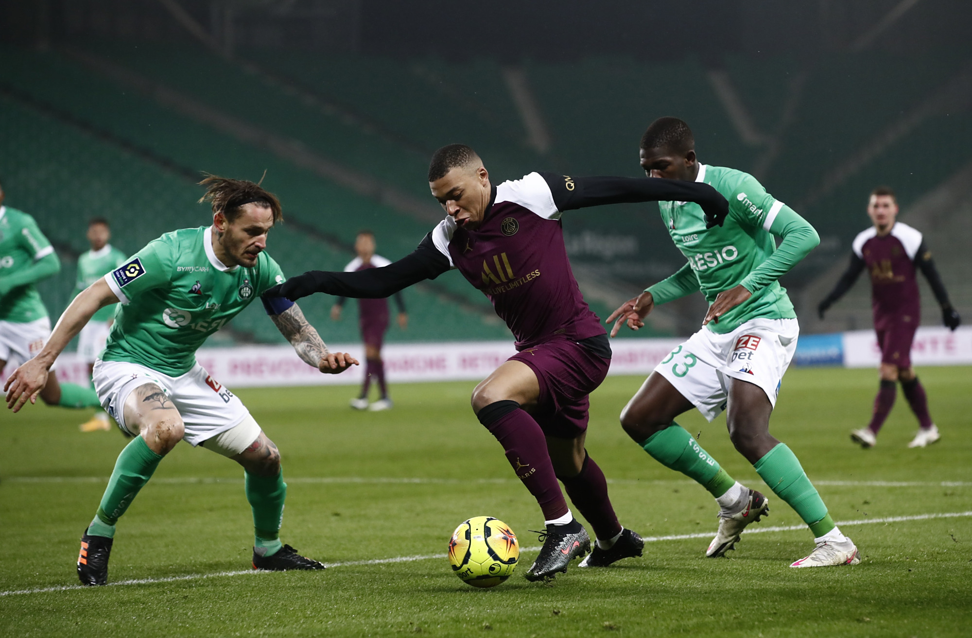 昂热连胜告终,遗憾平局里昂 昂热连胜告终,遗憾平局里昂