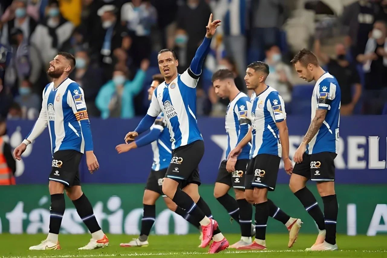 比利亚雷亚尔坚守阵地，创造辉煌胜利