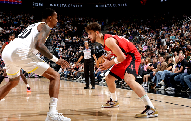 爵士队客场胜步行者，率先获得先机