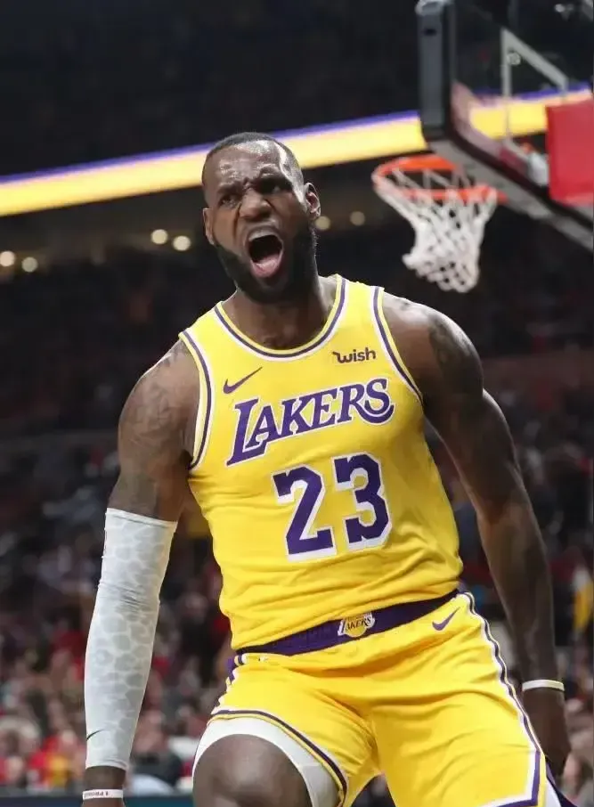 詹姆斯30+11+9,湖人逆转尼克斯的简单介绍 詹姆斯30+11+9,湖人逆转尼克斯的简单介绍